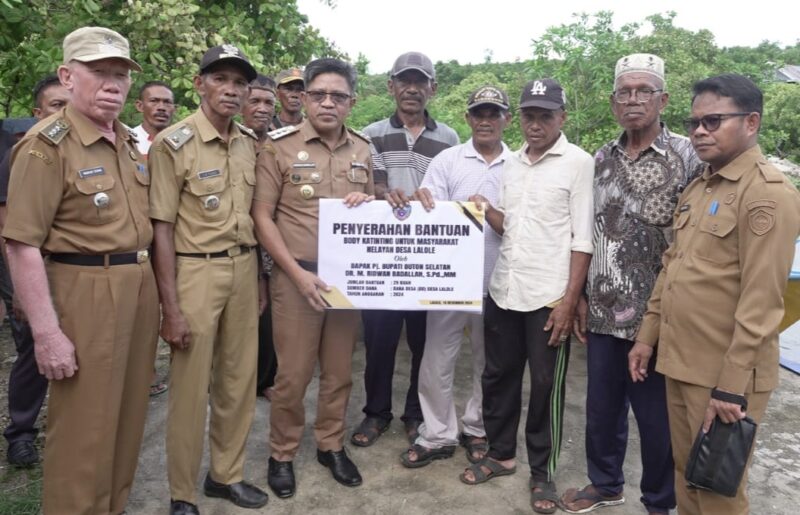 Pj Bupati Buton Selatan, Ridwan Badallah, secara simbolis menyerahkan bantuan body katinting kepada nelayan Desa Lalole, Kecamatan Siompu Barat, Kabupaten Buton Selatan, Senin (16/12/2024) . 