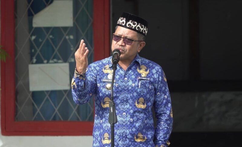 Pj Bupati Buton Selatan, Muhammad Ridwan Badallah, saat memimpin apel peringatan Hari Kesadaran Nasional (HKN), di halaman Kantor Bupati Buton Selatan, Selasa (17/12/2024).