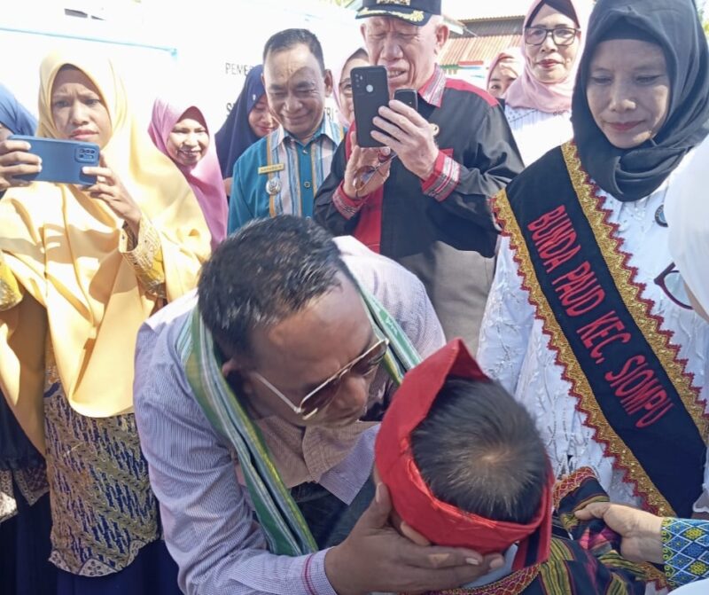 Kepala Dinas Pendidikan Buton Selatan, La Hardin, saat melakukan kunjungan kegiatan Bunda PAUD di Kecamatan Siompu, Buton Selatan. 