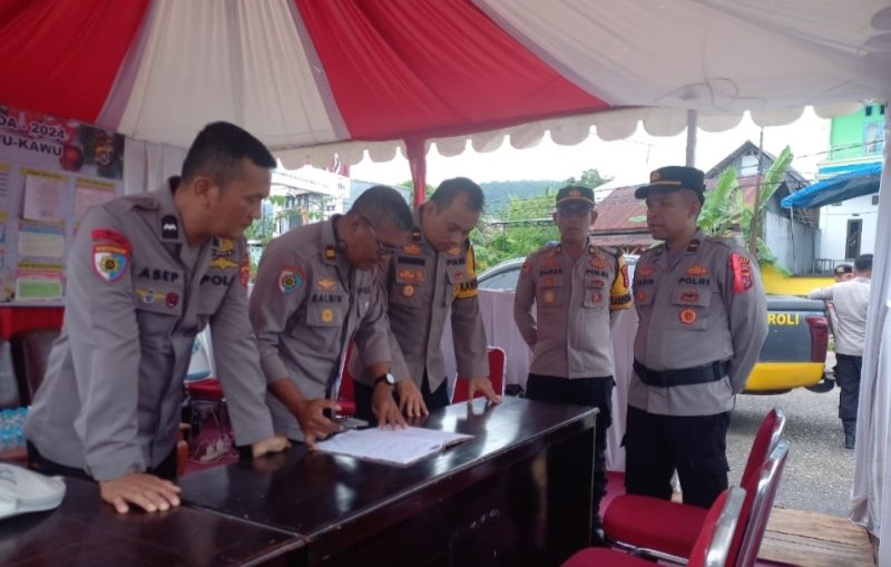 Tim Pengawasan Operasi (Wasops) Polda Sultra, saat mengunjungi Pos Pengamanan Operasi Lilin Anoa di Wilayah hukum Polres Buton. 
