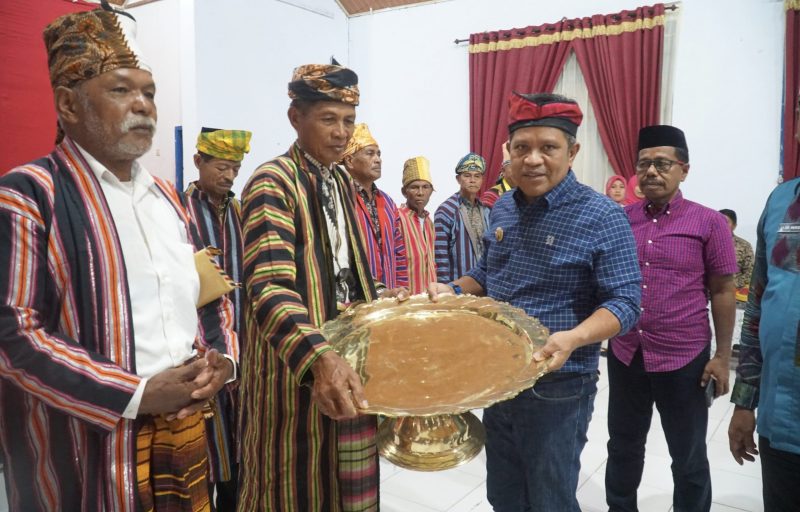 Penjabat (Pj) Bupati Buton Selatan, Muhammad Ridwan Badallah, secara simbolis menyerahkan bantuan talang baruga. 