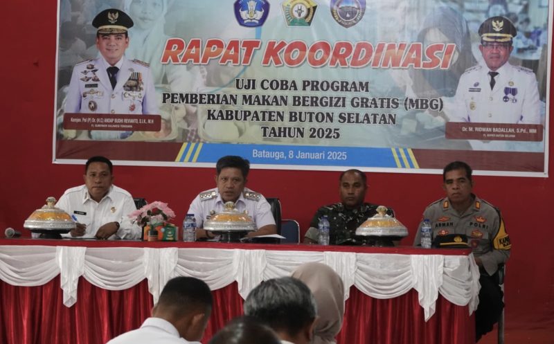Pj. Bupati Buton Selatan, Ridwan Badallah, saat memimpin rapat koordinasi untuk persiapan uji coba program pemberian makan bergizi gratis (MBG). 
