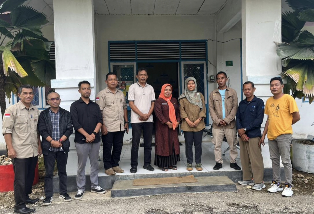 Tim Diskominfo dan Persandian Kabupaten Buton berpose bersama saat berkunjung ke Kecamatan Kapontori. 