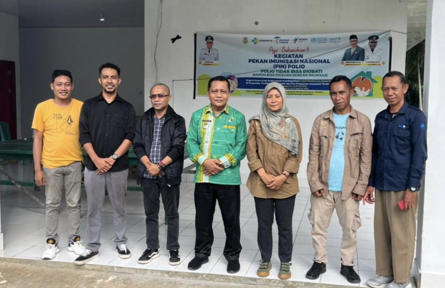 Tim Diskominfo dan Persandian Kabupaten Buton berpose bersama saat berkunjung ke Kecamatan Lasalimu. 