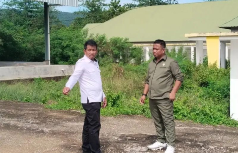Ketua DPRD Buton, Mararusli Sihaji (kanan) bersama Kepala Dinas Perdagangan Buton, Asrudin (kiri), nampak berdiskusi saat meninjau Pasar Ompu. 