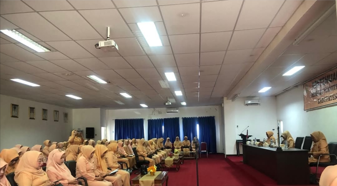 Anggota Darma Wanita Persatuan Kabupaten Buton, saat mengikuti pertemuan rutin dan melakukan Yasinan bersama