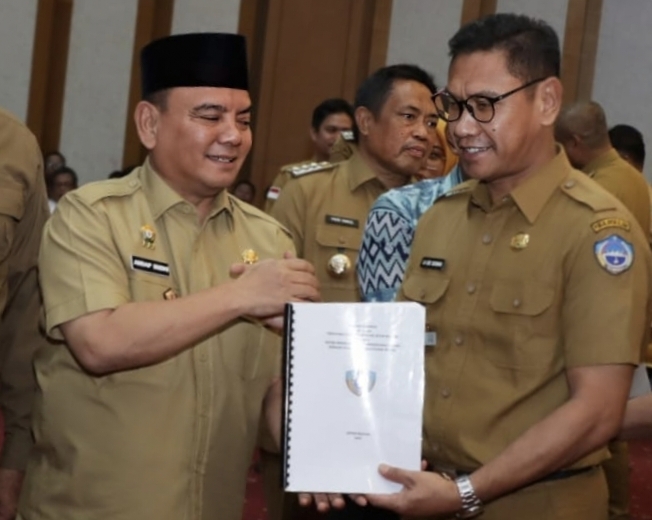 Pj. Gubernur Sulawesi Tenggara, Andap Budi Revianto menyerahkan Naskah Akademik dan  draf Ranperda tentang Sistem Penyelenggaraan Pemerintahan Daerah Berbasis Data Desa dan Kelurahan Presisi, Senin (20/1/2025). 