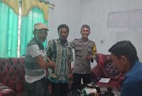 Bhabinkabtimas Polsek Lasalimu, Bripka Faslimun Ahyan, saat mendamaikan perselisihan dua orang warga Desa Wasambaa, Kecamatan Lasalimu, Kabupaten Buton. 