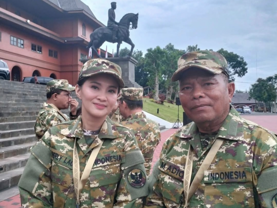 Bupati Buton Selatan, Muhammad Adios (kanan) bersama Gubernur Maluku Utara, Sherly Laos.
