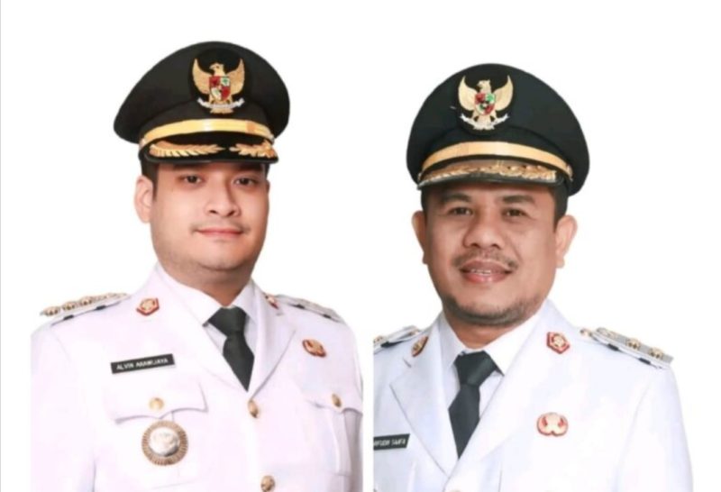 Bupati Buton, Alvin Akawijaya Putra, SH (kiri) 
dan Wakil Bupati Buton Syarifudin Saafa, ST. 