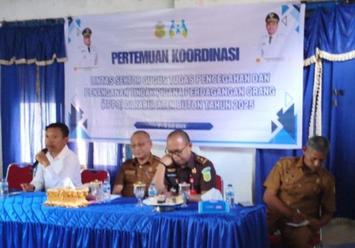 Suasana Pelaksaan Pertemuan Koordinasi Lintas Sektor Gugus Tugas Pencegahan dan Penanganan TPPO, di Kantor Lurah Takimpo, Kecamatan Pasarwajo, Kabupaten Buton, Senin (7/7/2025). 