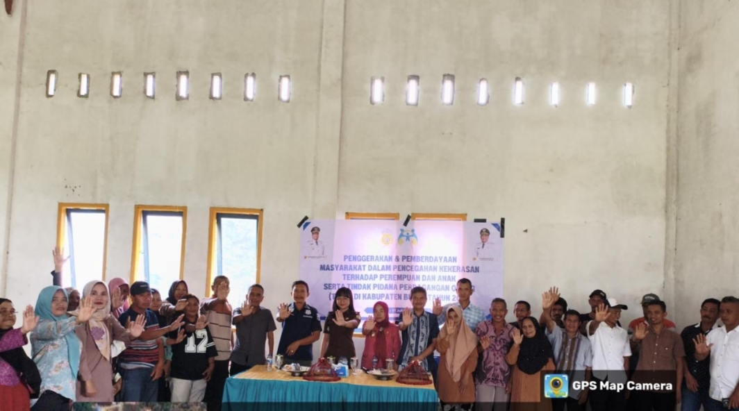 Peserta dan Pemateri pada Kegiatan Penggerakan dan Pemberdayaan Masyarakat dalam Pencegahan Kekerasan terhadap Perempuan dan Anak serta TPPO tahun 2025, di Kantor Lurah Kamaru, Kecamatan Lasalimu, Kamis (10/7/2025).