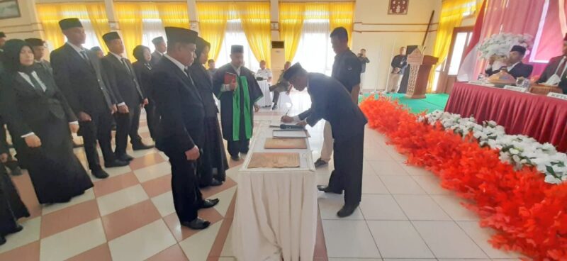 Ketua KPU Baubau Edi Sabara melakukan penandatanganan pakta integritas pada acara pelatikan PPK, disalahsatu hotel di Baubau, Rabu (4/1/2023).