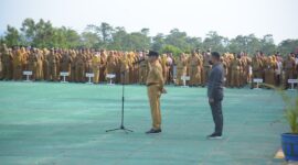 Pj. Bupati Buton, Drs. Basiran, M.Si, saat memipin apel gabungan.
