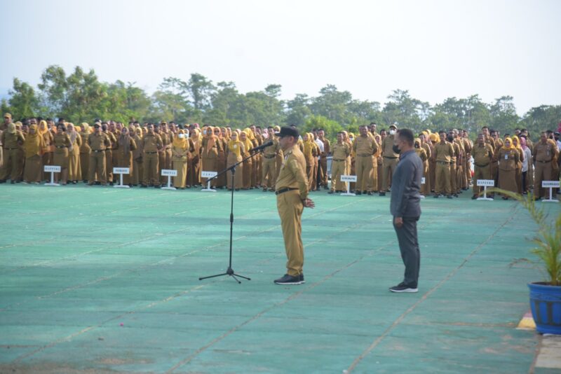 Pj. Bupati Buton, Drs. Basiran, M.Si, saat memipin apel gabungan.