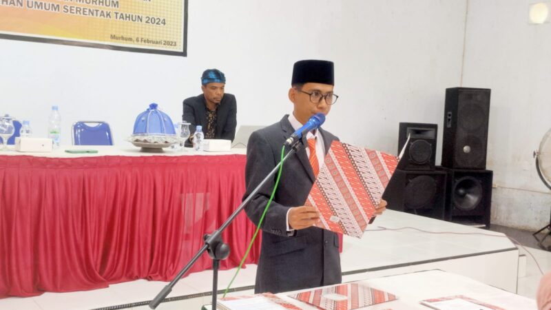 Ketua Panwascam Murhum, Fadli Hasan, memimpin pelantikan dan pengambilan sumpah PKD Murhum.