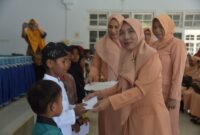 Penasehat Dharma Wanita Persatuan Kabupaten Buton,  Deisy Natalia Rompas Basiran, menyerahkan santunan, Kamis (6/4/2023).