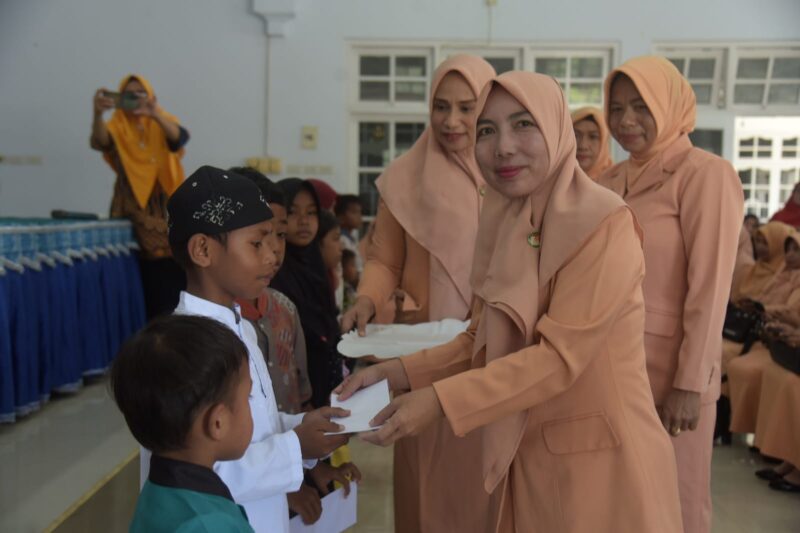 Penasehat Dharma Wanita Persatuan Kabupaten Buton,  Deisy Natalia Rompas Basiran, menyerahkan santunan, Kamis (6/4/2023).