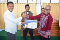 Ketua Bawaslu Baubau, Sarmin menyerahkan piagam penghargaan pada Panwaslu Kecamatan Kokalukuna  sebagai terbaik kesatu dalam pelaksanaan smulasi penanganan pelanggaran dan penyelesaian sengketa pada Pemilu 2024 antar panwaslu kecamatan se-Kota Baubau.