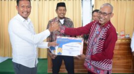 Ketua Bawaslu Baubau, Sarmin menyerahkan piagam penghargaan pada Panwaslu Kecamatan Kokalukuna  sebagai terbaik kesatu dalam pelaksanaan smulasi penanganan pelanggaran dan penyelesaian sengketa pada Pemilu 2024 antar panwaslu kecamatan se-Kota Baubau.