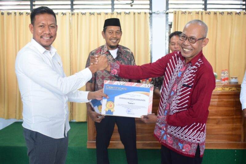 Ketua Bawaslu Baubau, Sarmin menyerahkan piagam penghargaan pada Panwaslu Kecamatan Kokalukuna  sebagai terbaik kesatu dalam pelaksanaan smulasi penanganan pelanggaran dan penyelesaian sengketa pada Pemilu 2024 antar panwaslu kecamatan se-Kota Baubau.