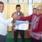 Ketua Bawaslu Baubau, Sarmin menyerahkan piagam penghargaan pada Panwaslu Kecamatan Kokalukuna  sebagai terbaik kesatu dalam pelaksanaan smulasi penanganan pelanggaran dan penyelesaian sengketa pada Pemilu 2024 antar panwaslu kecamatan se-Kota Baubau.
