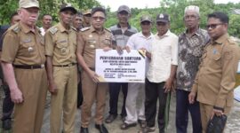 Pj Bupati Buton Selatan, Ridwan Badallah, secara simbolis menyerahkan bantuan body katinting kepada nelayan Desa Lalole, Kecamatan Siompu Barat, Kabupaten Buton Selatan, Senin (16/12/2024) . 