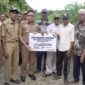 Pj Bupati Buton Selatan, Ridwan Badallah, secara simbolis menyerahkan bantuan body katinting kepada nelayan Desa Lalole, Kecamatan Siompu Barat, Kabupaten Buton Selatan, Senin (16/12/2024) . 