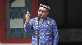 Pj Bupati Buton Selatan, Muhammad Ridwan Badallah, saat memimpin apel peringatan Hari Kesadaran Nasional (HKN), di halaman Kantor Bupati Buton Selatan, Selasa (17/12/2024).