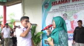 Penjabat (Pj) Bupati Buton Selatan, Ridwan Badallah dan Pj. Ketua TP PKK, Rosmindi Ridwan menyanyi bersama, saat berkunjung ke Desa Gunung Sejuk, Kecamatan Sampolawa, dalam rangka perhelatan Lomba 10 Program PKK, Rabu (18/12/2024).
