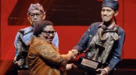 Kepala Bappeda Buton Selatan, Amir Sarlito Womal mewakili Pj. Bupati Buton Selatan saat menerima penghargaan dari Kementerian Kebudayaan atas pelestarian budaya.
