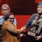 Kepala Bappeda Buton Selatan, Amir Sarlito Womal mewakili Pj. Bupati Buton Selatan saat menerima penghargaan dari Kementerian Kebudayaan atas pelestarian budaya.