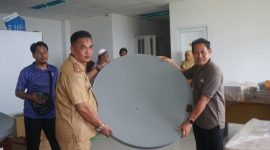 Kepala Dinas Komunikasi Informatika dan Persandian (Diskominfo) Kabupaten Buton, H. Suhardin Sanusi, ST., M.Si, (kiri) Menyerahkan Perangkat Akses Internet BAKTI Kepada Kepala Sekolah di Pasarwajo, Senin (23/12/2024)