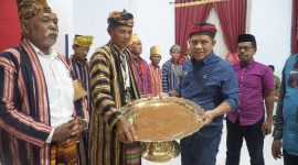Penjabat (Pj) Bupati Buton Selatan, Muhammad Ridwan Badallah, secara simbolis menyerahkan bantuan talang baruga. 