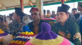 Wakil Ketua DPRD Buton Selatan, La Ode Hasrudin (kanan), saat menghadiri pesta adat di Kecamatan Batu Atas. 