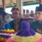 Wakil Ketua DPRD Buton Selatan, La Ode Hasrudin (kanan), saat menghadiri pesta adat di Kecamatan Batu Atas. 