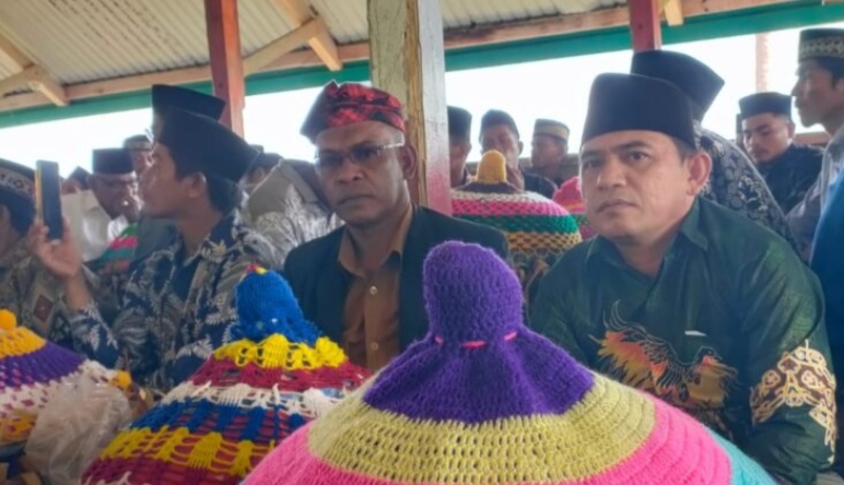 Wakil Ketua DPRD Buton Selatan, La Ode Hasrudin (kanan), saat menghadiri pesta adat di Kecamatan Batu Atas. 