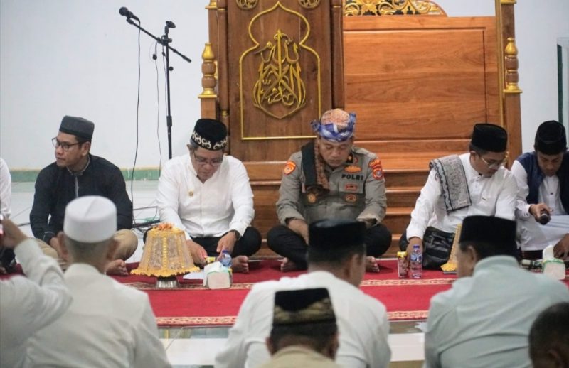 Penjabat (Pj) Bupati Buton Selatan, Ridwan Badallah, saat melakukan istighasah dan doa bersama, di Masjid Agung Nurul Fitri. 