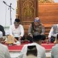 Penjabat (Pj) Bupati Buton Selatan, Ridwan Badallah, saat melakukan istighasah dan doa bersama, di Masjid Agung Nurul Fitri. 