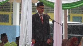 Sekretaris Daerah (Sekda) Kabupaten Buton Selatan, La Ode Budiman, saat menjadi Inspektur Upacara Hari Amal Bakti (HAB) Kementerian Agama (Kemenag) ke-79. Meski sempat diguyur hujan, acara tetap berlangsung dengan khidmat. 