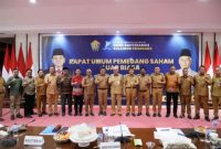 Penjabat (Pj) Bupati Buton, La Haruna( Ketiga dari kanan), berpose bersama di acara Rapat Umum Pemegang Saham Luar Biasa BPR Bahteramas, di Kendari. 