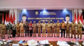 Penjabat (Pj) Bupati Buton, La Haruna( Ketiga dari kanan), berpose bersama di acara Rapat Umum Pemegang Saham Luar Biasa BPR Bahteramas, di Kendari. 