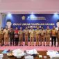 Penjabat (Pj) Bupati Buton, La Haruna( Ketiga dari kanan), berpose bersama di acara Rapat Umum Pemegang Saham Luar Biasa BPR Bahteramas, di Kendari. 