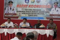 Pj. Bupati Buton Selatan, Ridwan Badallah, saat memimpin rapat koordinasi untuk persiapan uji coba program pemberian makan bergizi gratis (MBG). 