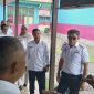 Pj. Bupati Buton Selatan, Ridwan Badallah saat meninjau lokasi dapur Makanan Bergizi Gratis di SDN 2 Laompo. 
