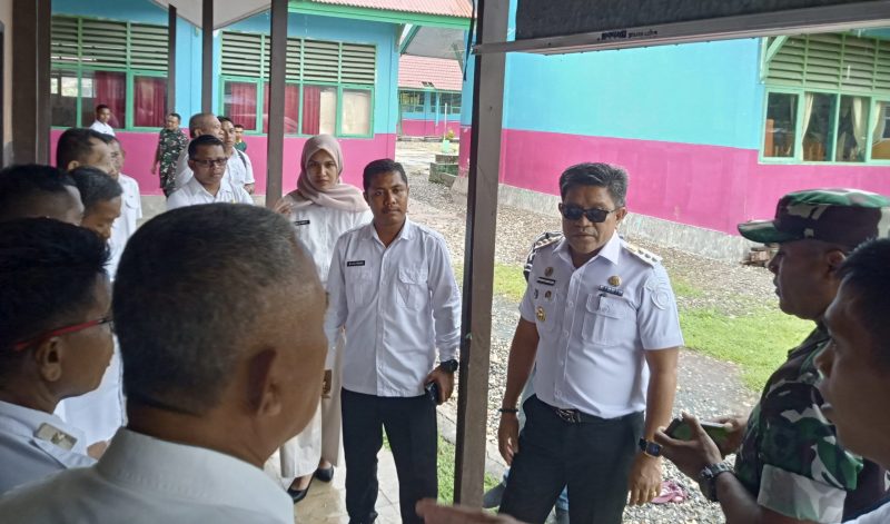 Pj. Bupati Buton Selatan, Ridwan Badallah saat meninjau lokasi dapur Makanan Bergizi Gratis di SDN 2 Laompo. 