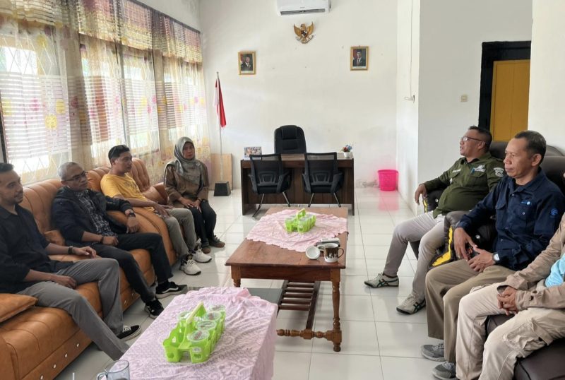 Tim Dinas Komunikasi Informatika dan Persandian (Diskominfo dan Persandian) Kabupaten Buton, saat melakukan kunjungan di Kecamatan Lasalimu Selatan. Kedatangan Tim ini diterima langsung Camat Lasalimu Selatan L.M. Hidayat. 