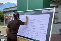 Kepala Kejari Buton, Gunawan Wisnu Murdiyanto melakukan tandatangan Pakta Integritas dan komitmen bersama menuju zona Wilayah Bebas Korupsi (WBK) serta Wilayah Birokrasi Bersih Melayani  (WBBM). 
