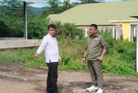 Ketua DPRD Buton, Mararusli Sihaji (kanan) bersama Kepala Dinas Perdagangan Buton, Asrudin (kiri), nampak berdiskusi saat meninjau Pasar Ompu. 
