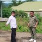 Ketua DPRD Buton, Mararusli Sihaji (kanan) bersama Kepala Dinas Perdagangan Buton, Asrudin (kiri), nampak berdiskusi saat meninjau Pasar Ompu. 